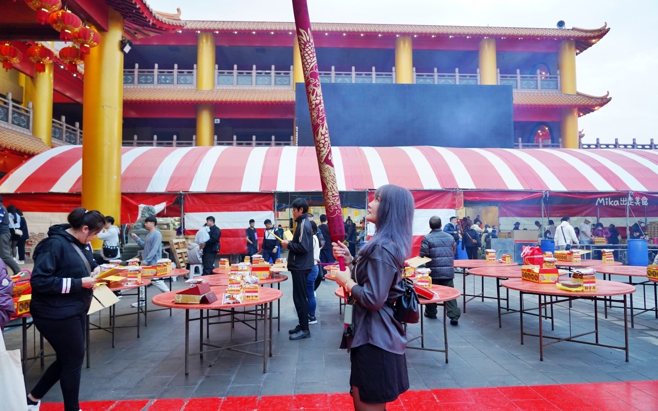 【台中】 龍井 三陽玉府天宮 (龍井天公廟)｜全台最大的天公廟！拜天公超霸氣， 用超巨大 比人還高的龍香及香爐，有夠狂。