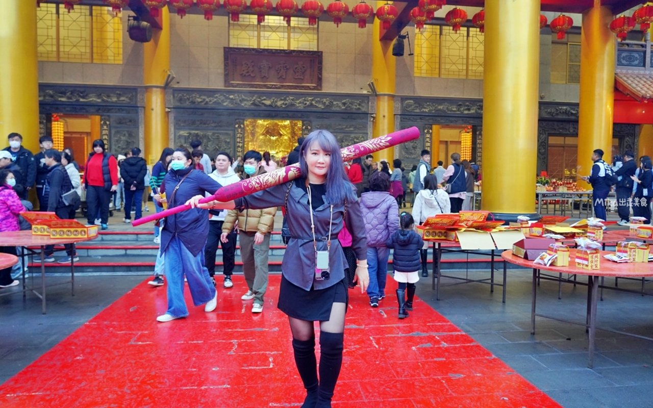 【台中】 龍井 三陽玉府天宮 (龍井天公廟)｜全台最大的天公廟！拜天公超霸氣， 用超巨大 比人還高的龍香及香爐，有夠狂。