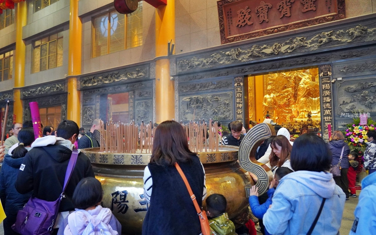 【台中】 龍井 三陽玉府天宮 (龍井天公廟)｜全台最大的天公廟！拜天公超霸氣， 用超巨大 比人還高的龍香及香爐，有夠狂。