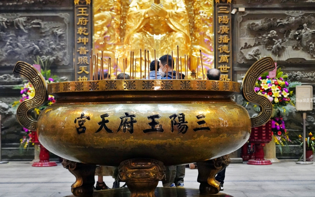 【台中】 龍井 三陽玉府天宮 (龍井天公廟)｜全台最大的天公廟！拜天公超霸氣， 用超巨大 比人還高的龍香及香爐，有夠狂。