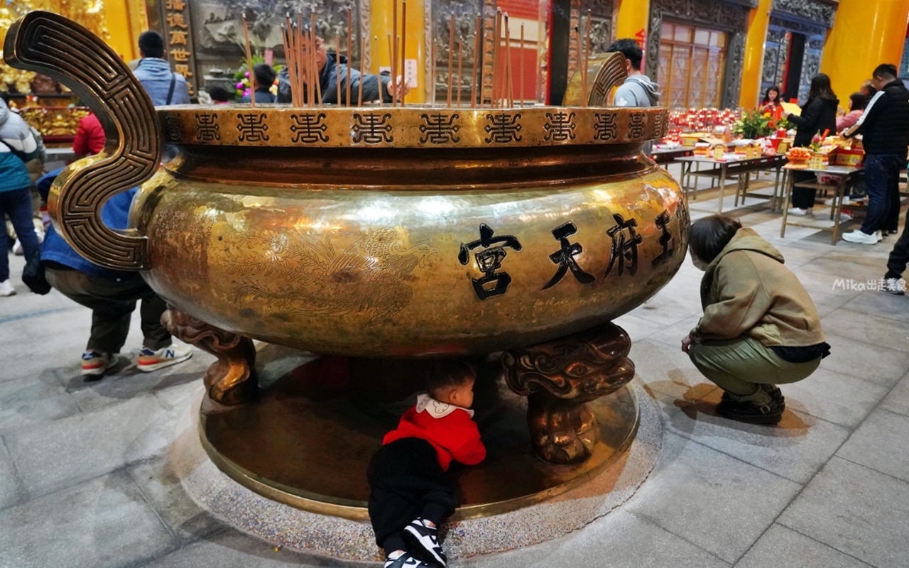 【台中】 龍井 三陽玉府天宮 (龍井天公廟)｜全台最大的天公廟！拜天公超霸氣， 用超巨大 比人還高的龍香及香爐，有夠狂。