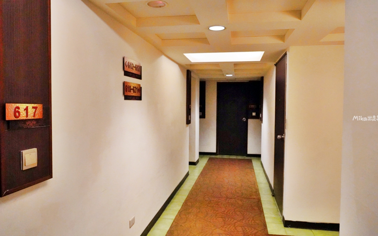 【台中】 東區 企業家大飯店｜台中 火車站周邊推薦住宿，平日住宿最便宜一晚千元有找 還附停車位跟早餐，位於老城區，超復古 年代感十足。