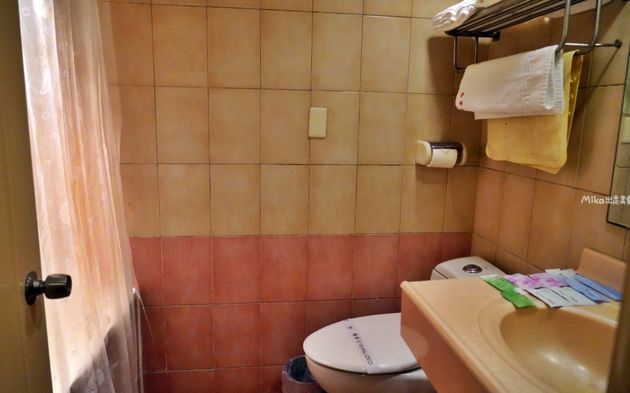 【台中】 東區 企業家大飯店｜台中 火車站周邊推薦住宿，平日住宿最便宜一晚千元有找 還附停車位跟早餐，位於老城區，超復古 年代感十足。