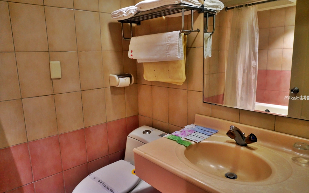 【台中】 東區 企業家大飯店｜台中 火車站周邊推薦住宿，平日住宿最便宜一晚千元有找 還附停車位跟早餐，位於老城區，超復古 年代感十足。