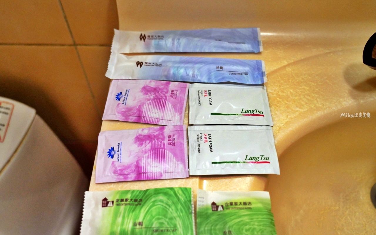 【台中】 東區 企業家大飯店｜台中 火車站周邊推薦住宿，平日住宿最便宜一晚千元有找 還附停車位跟早餐，位於老城區，超復古 年代感十足。