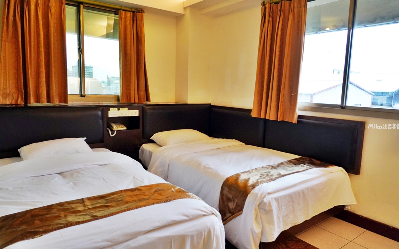 【台中】 東區 企業家大飯店｜台中 火車站周邊推薦住宿，平日住宿最便宜一晚千元有找 還附停車位跟早餐，位於老城區，超復古 年代感十足。