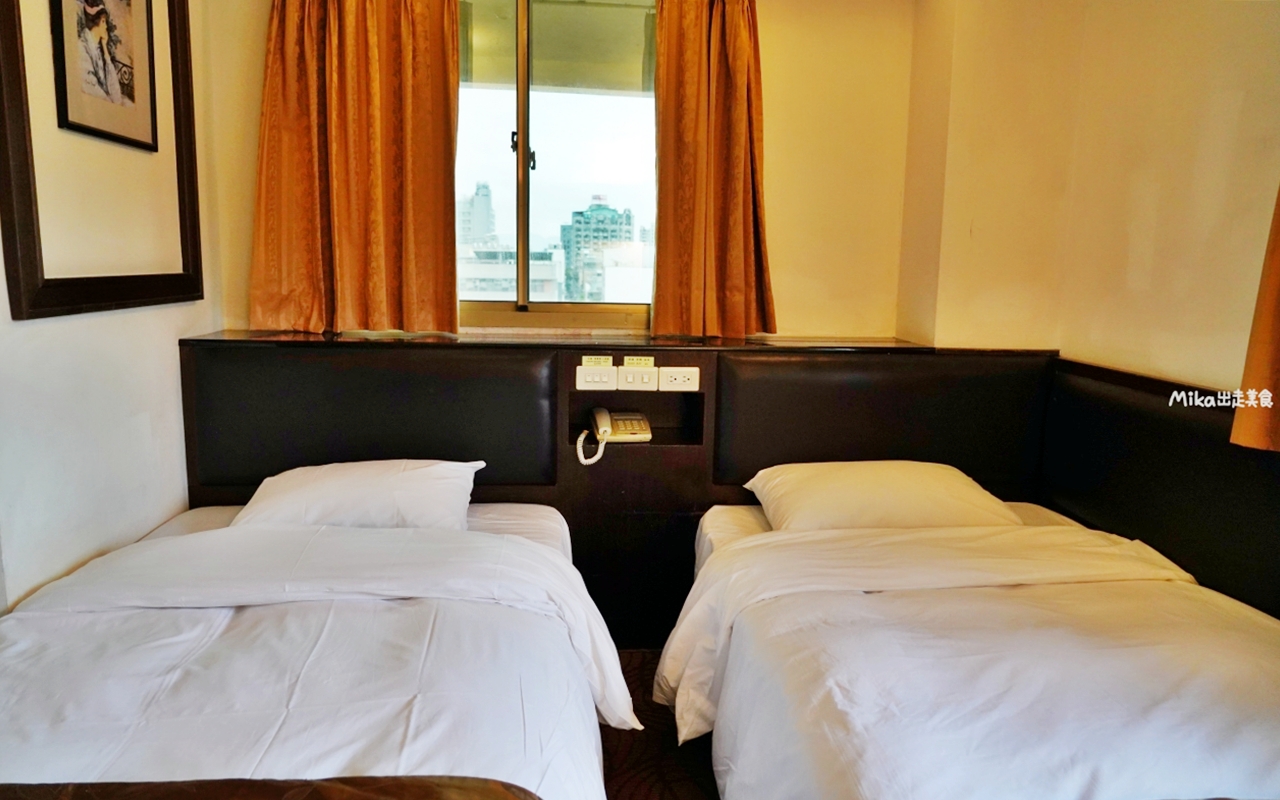 【台中】 東區 企業家大飯店｜台中 火車站周邊推薦住宿，平日住宿最便宜一晚千元有找 還附停車位跟早餐，位於老城區，超復古 年代感十足。