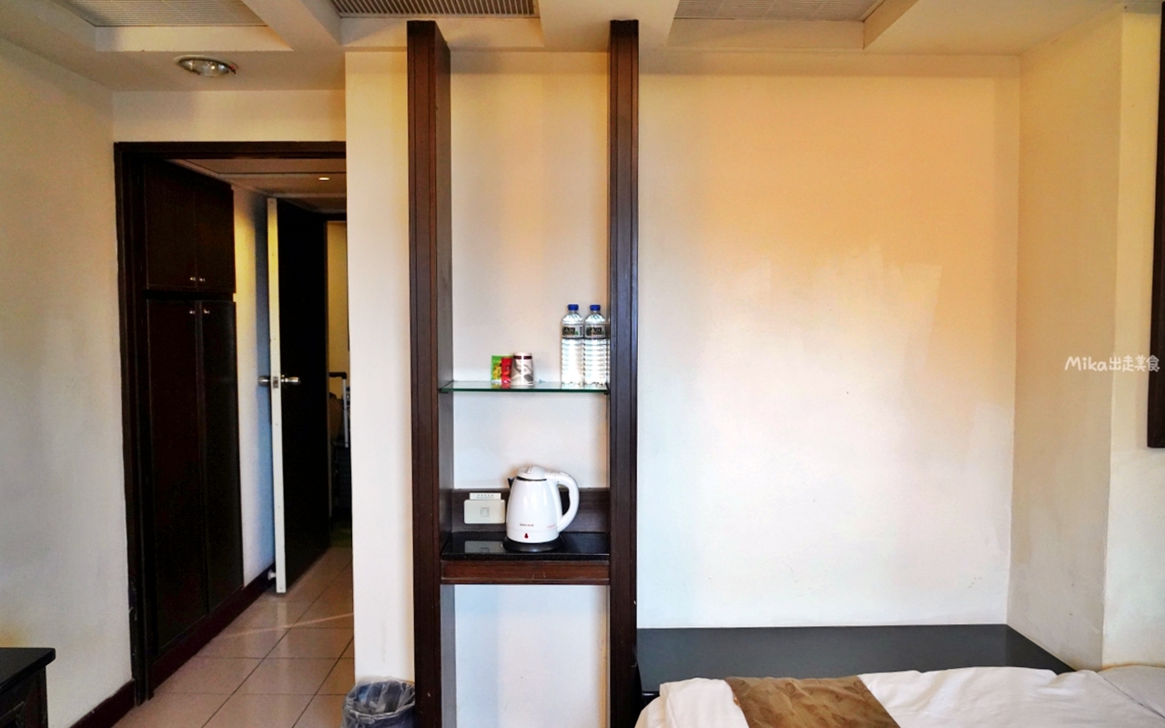 【台中】 東區 企業家大飯店｜台中 火車站周邊推薦住宿，平日住宿最便宜一晚千元有找 還附停車位跟早餐，位於老城區，超復古 年代感十足。