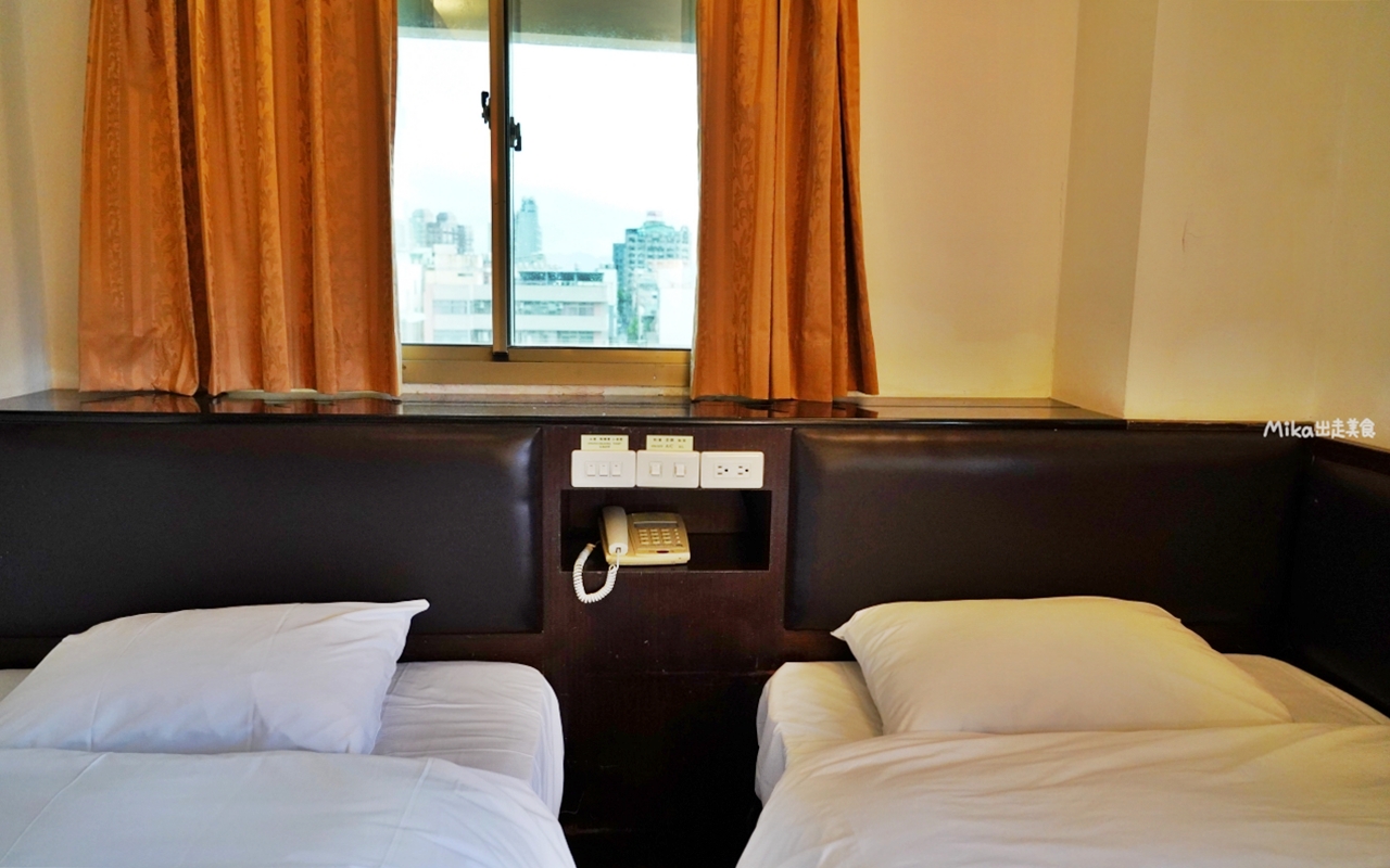 【台中】 東區 企業家大飯店｜台中 火車站周邊推薦住宿，平日住宿最便宜一晚千元有找 還附停車位跟早餐，位於老城區，超復古 年代感十足。