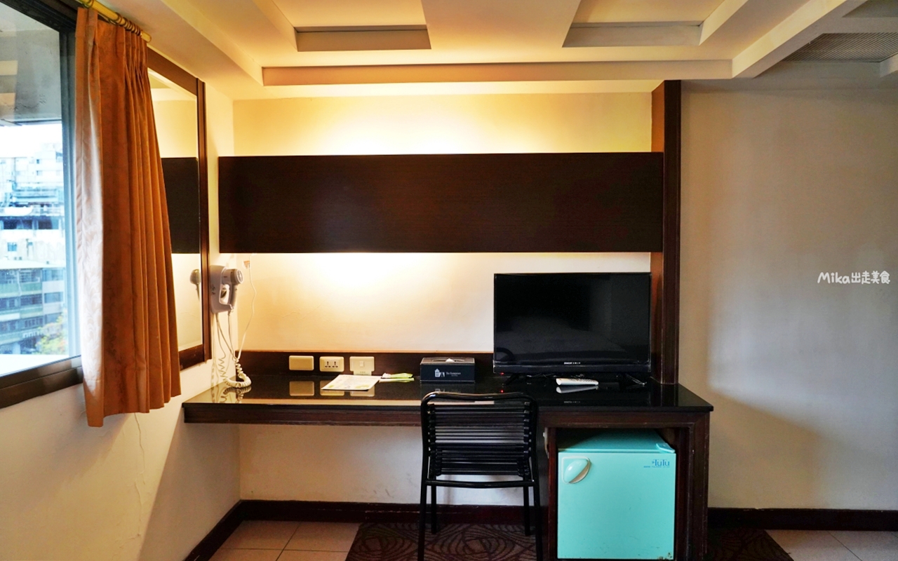 【台中】 東區 企業家大飯店｜台中 火車站周邊推薦住宿，平日住宿最便宜一晚千元有找 還附停車位跟早餐，位於老城區，超復古 年代感十足。