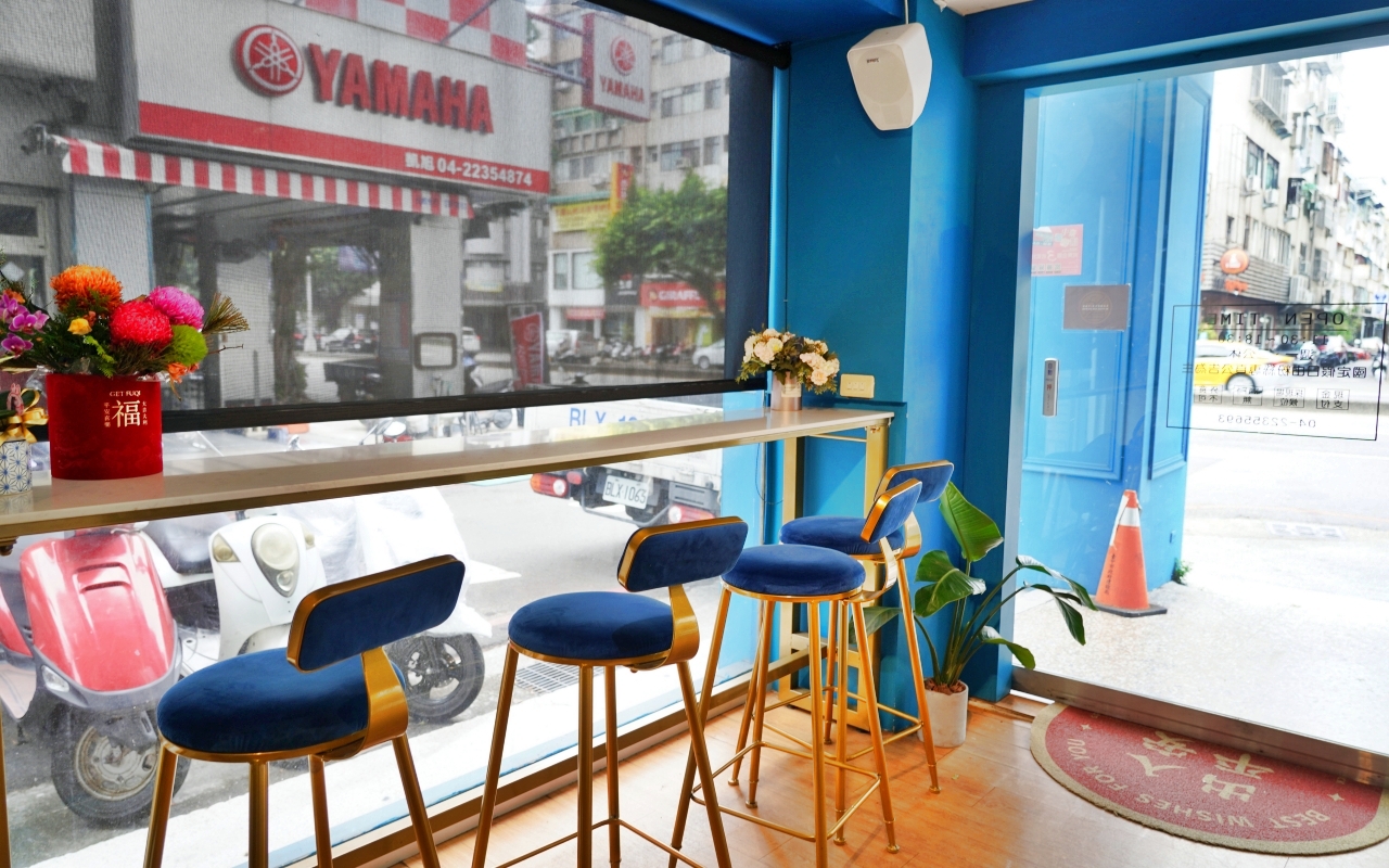 【台中】北區 香緹果子咖啡館｜台中第一名 千層蛋糕！人氣排隊名店，多達25層，奶油香甜不膩口。