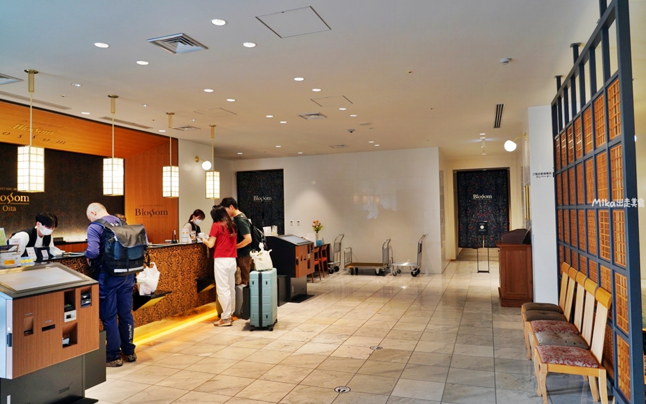 【日本】大分JR九州Blossom飯店|真的就住在JR 大分站旁,擁有可眺望整個大分街景的頂樓露天溫泉,而且還是由七星列車水戸岡大師設計裝潢而成,低調奢華,周邊生活圈便利。 【日本】大分JR九州Blossom飯店|真的就住在JR 大分站旁,擁有可眺望整個大分街景的頂樓露天溫泉,而且還是由七星列車水戸岡大師設計裝潢而成,低調奢華,周邊生活圈便利。