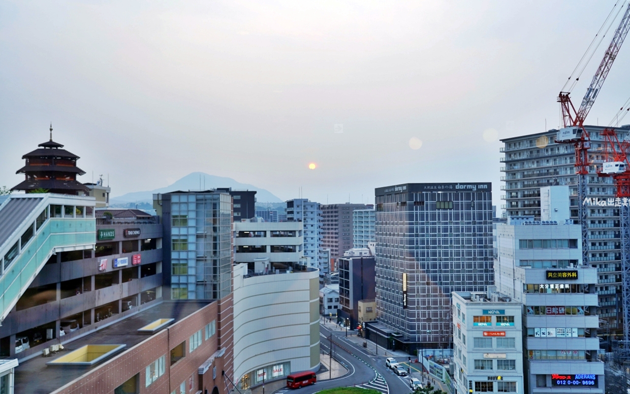 【日本】大分JR九州Blossom飯店|真的就住在JR 大分站旁,擁有可眺望整個大分街景的頂樓露天溫泉,而且還是由七星列車水戸岡大師設計裝潢而成,低調奢華,周邊生活圈便利。 【日本】大分JR九州Blossom飯店|真的就住在JR 大分站旁,擁有可眺望整個大分街景的頂樓露天溫泉,而且還是由七星列車水戸岡大師設計裝潢而成,低調奢華,周邊生活圈便利。