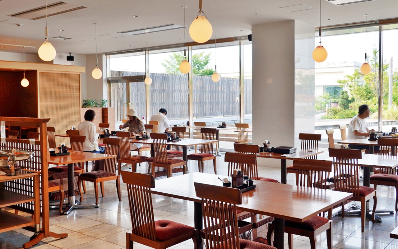 【日本】大分JR九州Blossom飯店|真的就住在JR 大分站旁,擁有可眺望整個大分街景的頂樓露天溫泉,而且還是由七星列車水戸岡大師設計裝潢而成,低調奢華,周邊生活圈便利。 【日本】大分JR九州Blossom飯店|真的就住在JR 大分站旁,擁有可眺望整個大分街景的頂樓露天溫泉,而且還是由七星列車水戸岡大師設計裝潢而成,低調奢華,周邊生活圈便利。