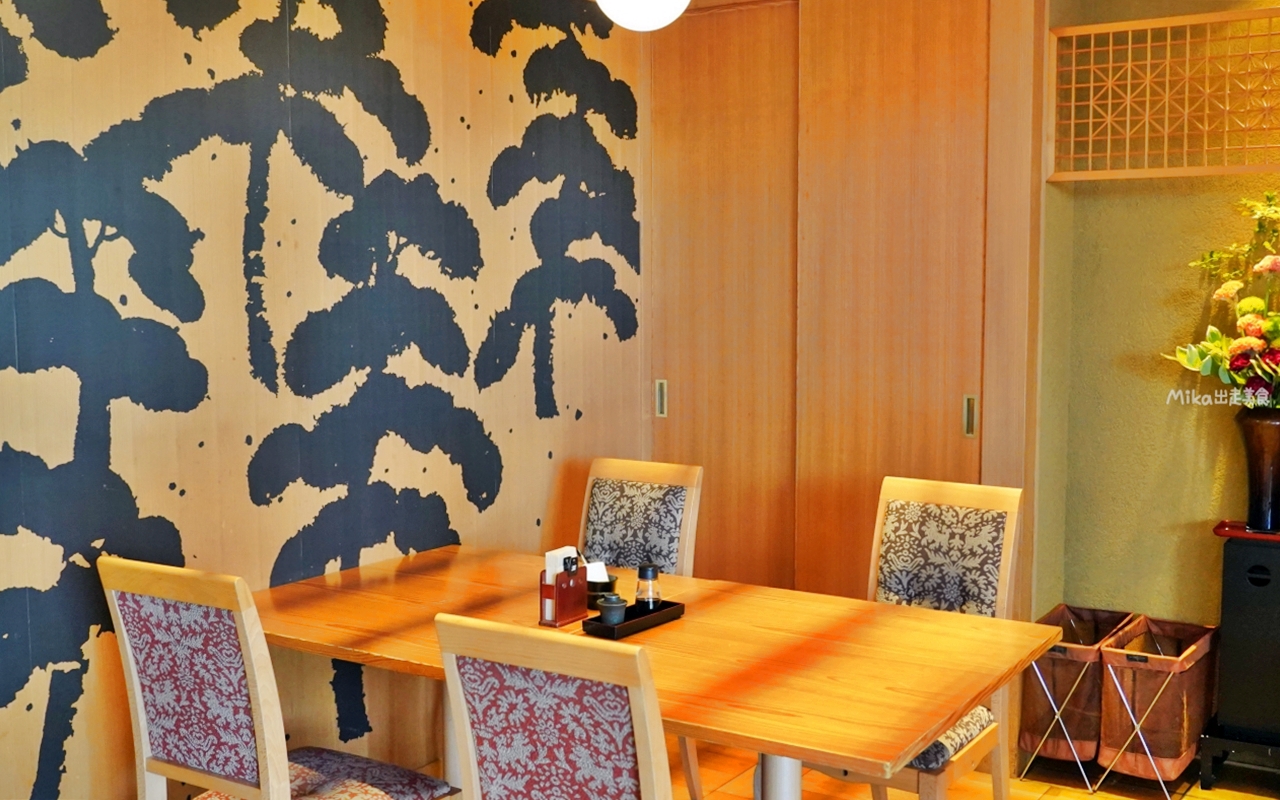 【日本】大分JR九州Blossom飯店｜真的就住在JR 大分站旁，擁有可眺望整個大分街景的頂樓露天溫泉，而且還是由七星列車水戸岡大師設計裝潢而成，低調奢華，周邊生活圈便利。