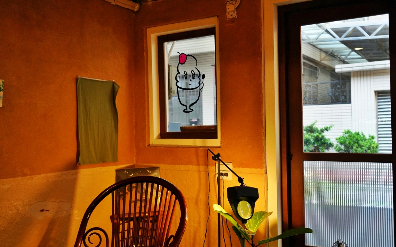 【台中】 西區 夕 日 裡 的 王 八 蛋｜巷弄內復古老宅 日式刨冰店！深夜限定 無菜單刨冰，多層次風味果香搭配，細節滿滿。