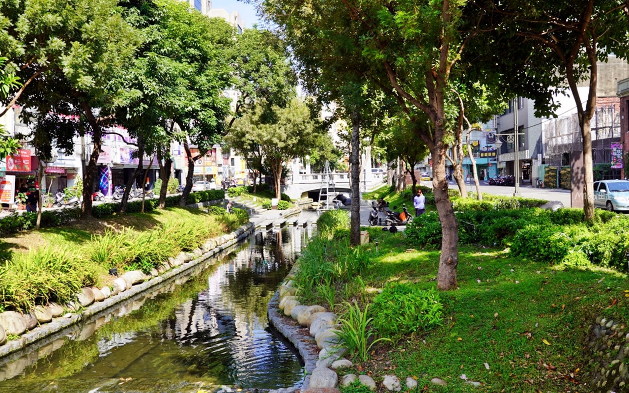 【台中】 中區 久味大姐手工麻糬@台中綠川店｜來自草屯的純米麻糬，既兼具傳統手工又有精美時尚包裝，長圓造型、鹹甜口味都有，台中最佳伴手禮推薦。