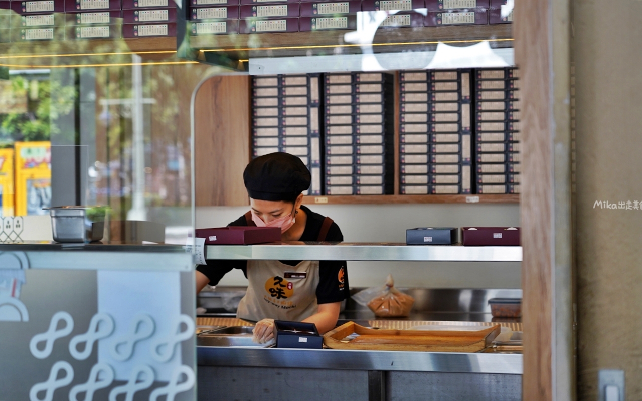 【台中】 中區 久味大姐手工麻糬@台中綠川店｜來自草屯的純米麻糬，既兼具傳統手工又有精美時尚包裝，長圓造型、鹹甜口味都有，台中最佳伴手禮推薦。