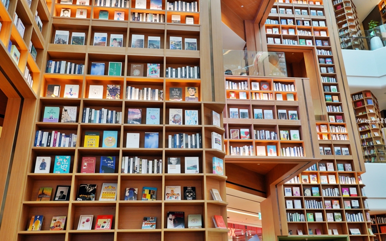 【韓國】 水原 Starfield星空圖書館｜有夠壯觀 高達13公尺的超巨大落地式設計 網美書櫃牆，共7萬多本藏書，唯美浪漫。