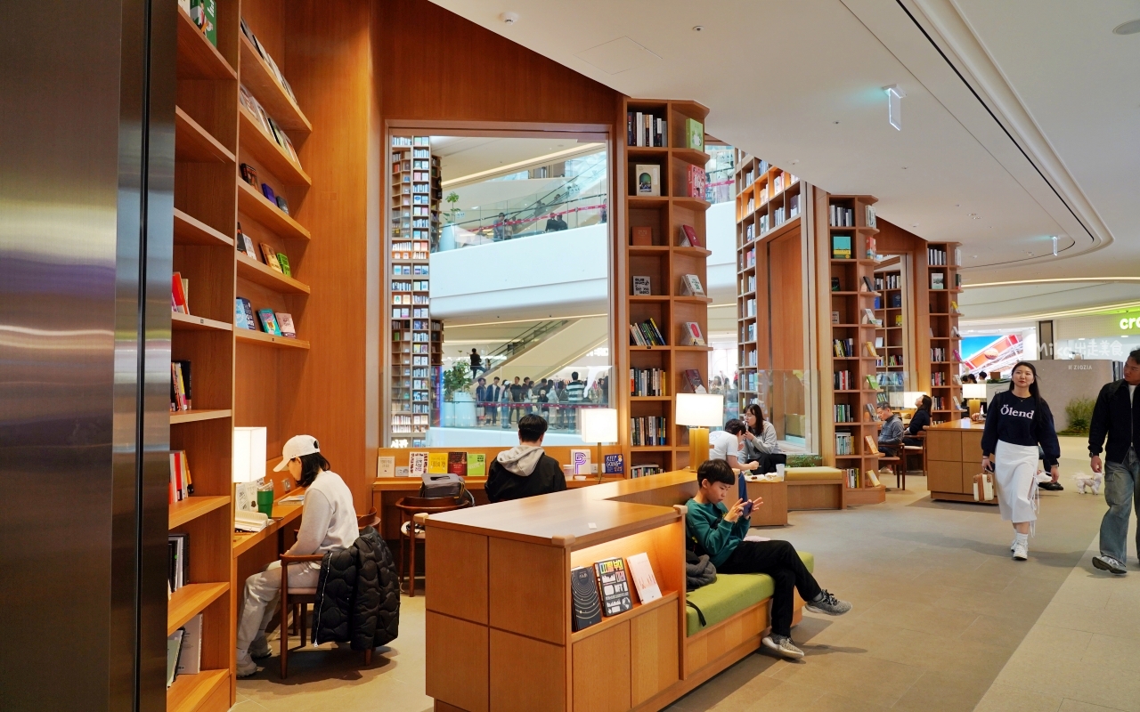 【韓國】 水原 Starfield星空圖書館｜有夠壯觀 高達13公尺的超巨大落地式設計 網美書櫃牆，共7萬多本藏書，唯美浪漫。