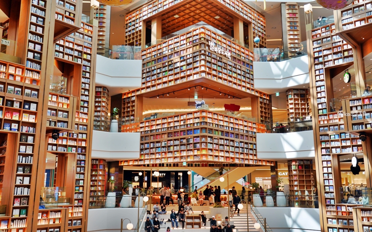 【韓國】 水原 Starfield星空圖書館｜有夠壯觀 高達13公尺的超巨大落地式設計 網美書櫃牆，共7萬多本藏書，唯美浪漫。