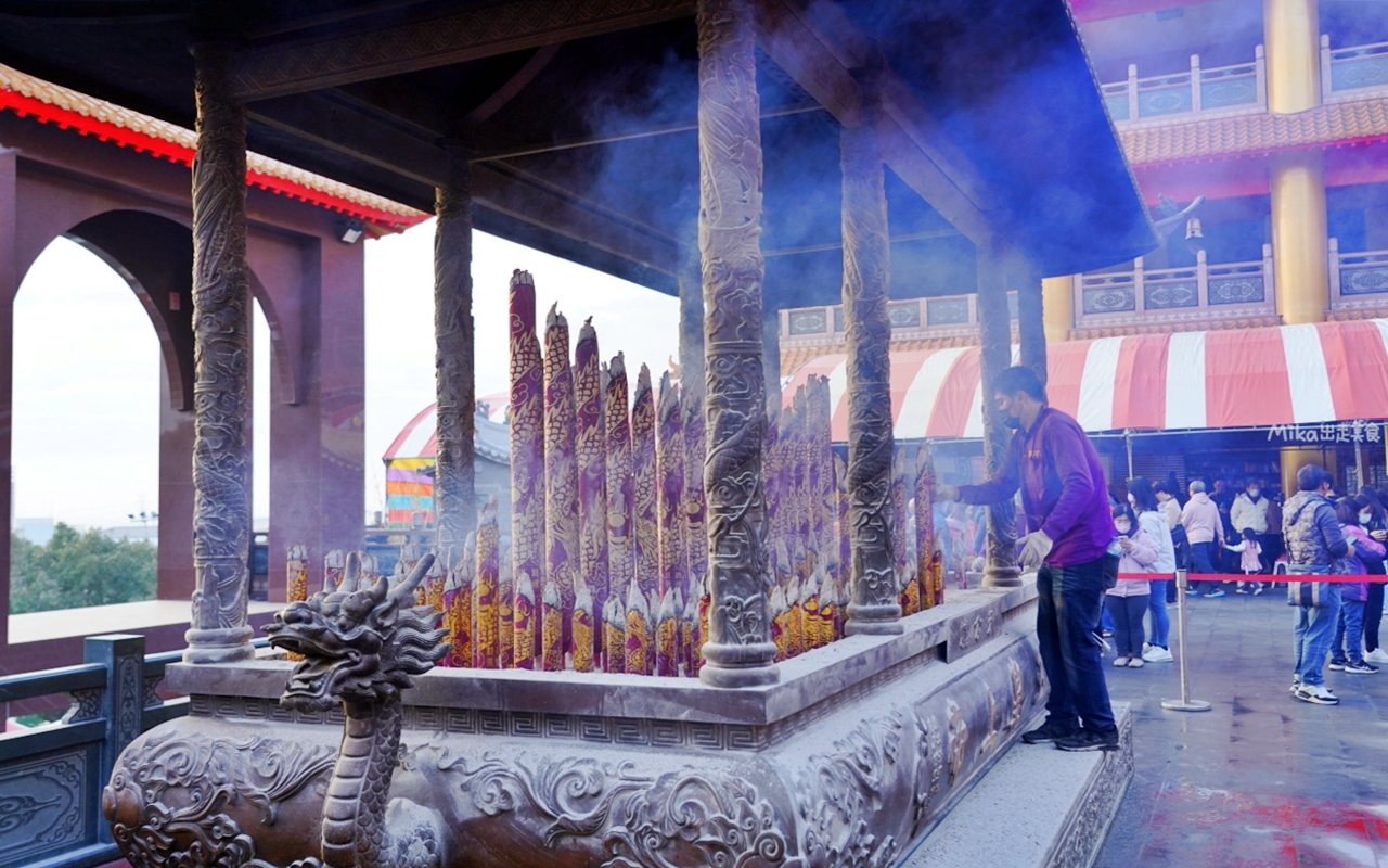 【台中】 龍井 三陽玉府天宮 (龍井天公廟)｜全台最大的天公廟！拜天公超霸氣， 用超巨大 比人還高的龍香及香爐，有夠狂。