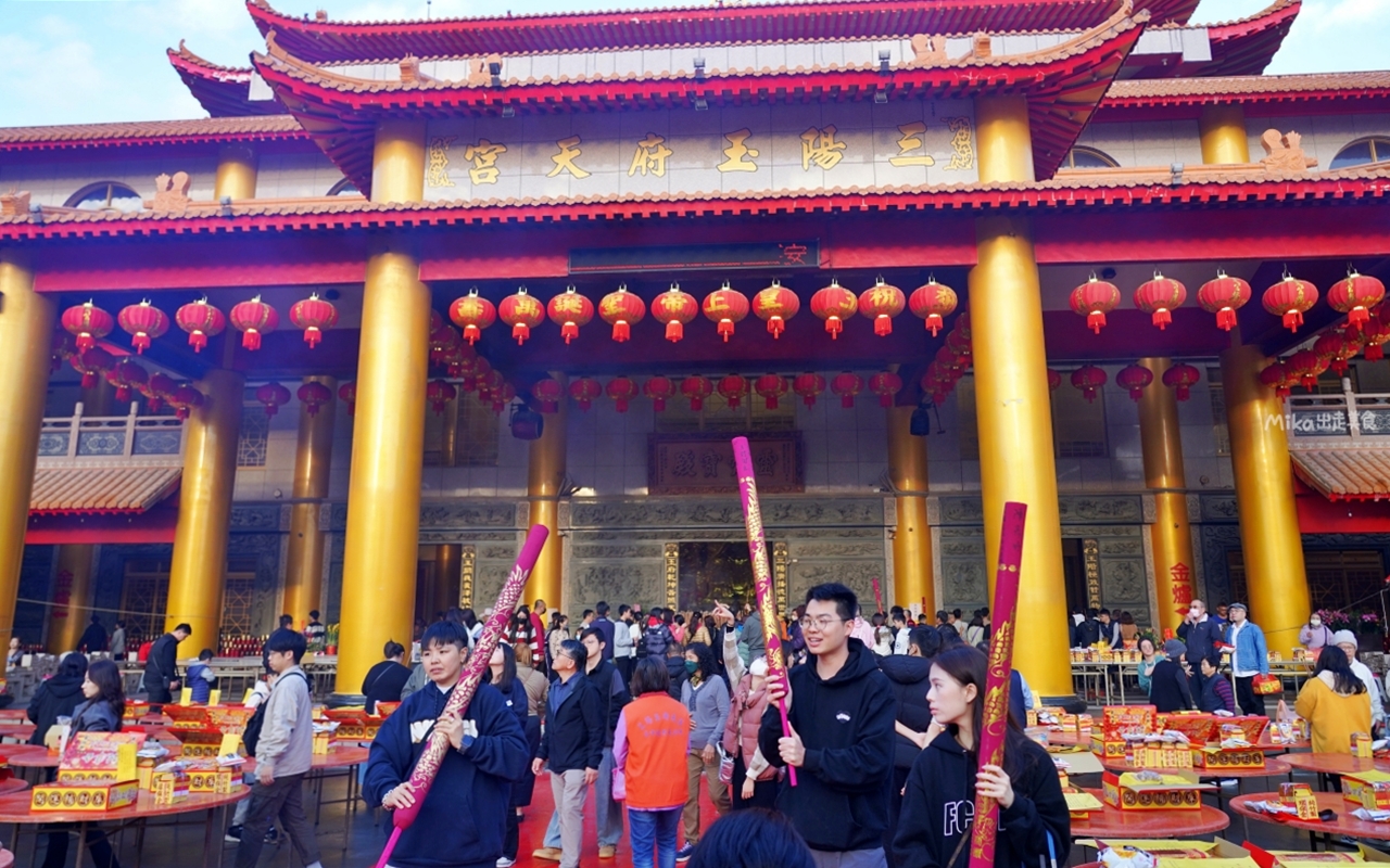 【台中】 龍井 三陽玉府天宮 (龍井天公廟)｜全台最大的天公廟！拜天公超霸氣， 用超巨大 比人還高的龍香及香爐，有夠狂。