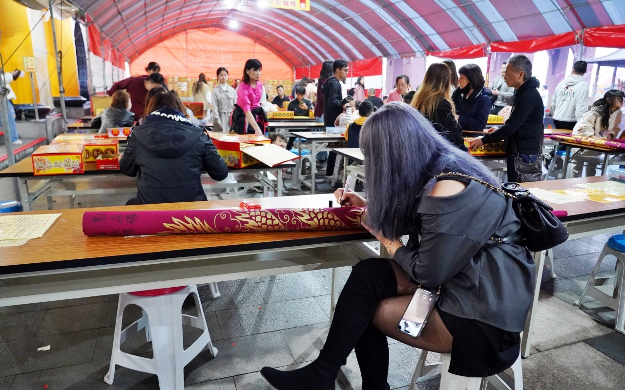 【台中】 龍井 三陽玉府天宮 (龍井天公廟)｜全台最大的天公廟！拜天公超霸氣， 用超巨大 比人還高的龍香及香爐，有夠狂。