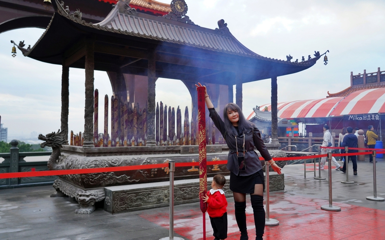 【台中】 龍井 三陽玉府天宮 (龍井天公廟)｜全台最大的天公廟！拜天公超霸氣， 用超巨大 比人還高的龍香及香爐，有夠狂。