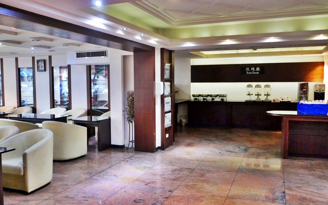 【台中】 東區 企業家大飯店｜台中 火車站周邊推薦住宿，平日住宿最便宜一晚千元有找 還附停車位跟早餐，位於老城區，超復古 年代感十足。