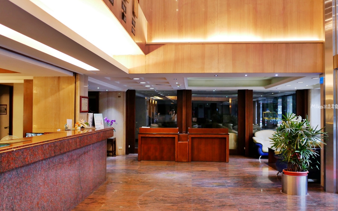 【台中】 東區 企業家大飯店｜台中 火車站周邊推薦住宿，平日住宿最便宜一晚千元有找 還附停車位跟早餐，位於老城區，超復古 年代感十足。