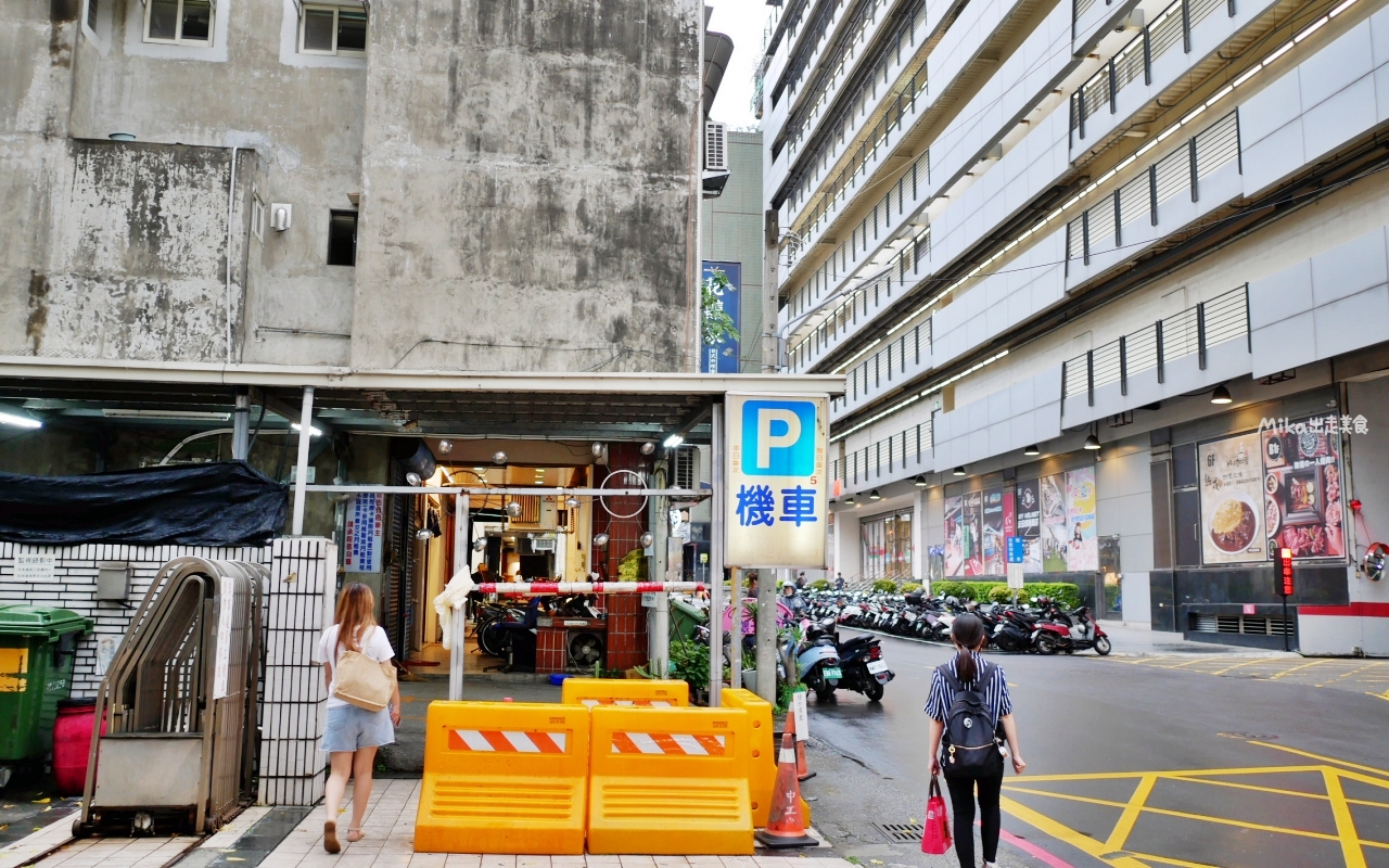 【台中】 東區 企業家大飯店｜台中 火車站周邊推薦住宿，平日住宿最便宜一晚千元有找 還附停車位跟早餐，位於老城區，超復古 年代感十足。