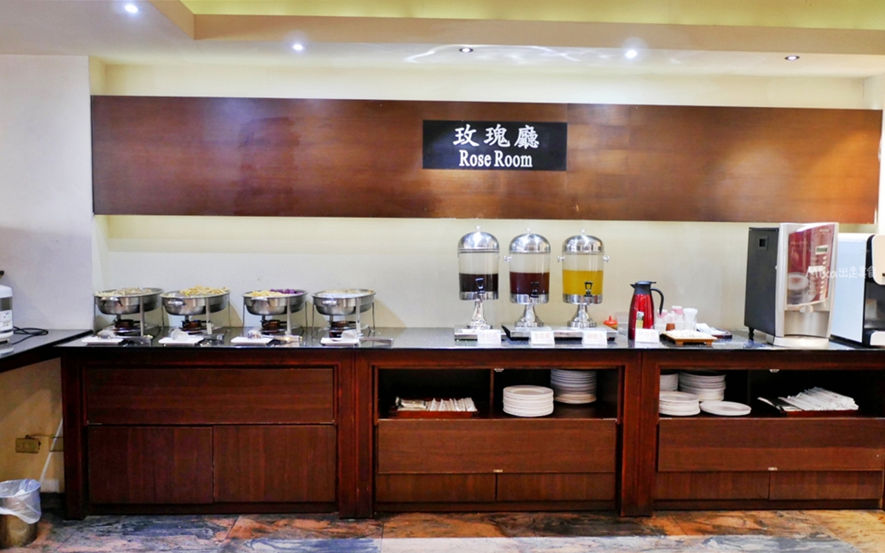 【台中】 東區 企業家大飯店｜台中 火車站周邊推薦住宿，平日住宿最便宜一晚千元有找 還附停車位跟早餐，位於老城區，超復古 年代感十足。