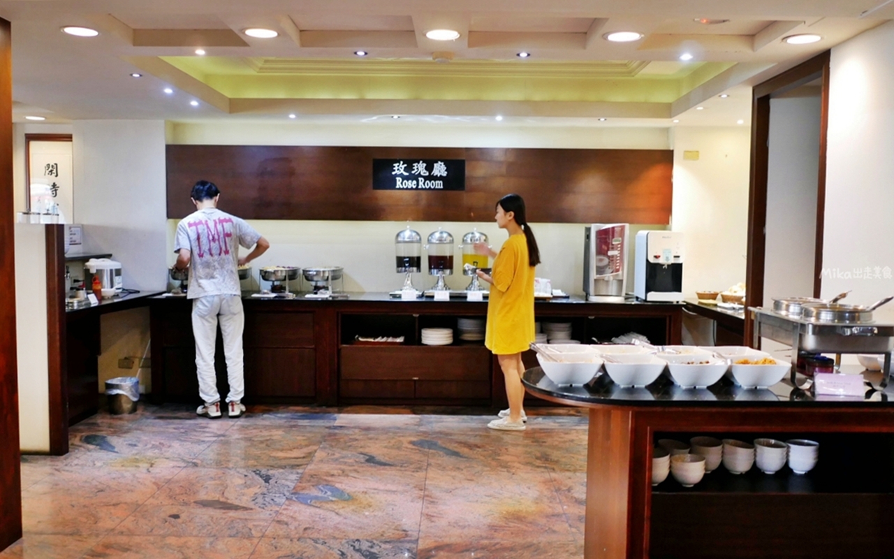 【台中】 東區 企業家大飯店｜台中 火車站周邊推薦住宿，平日住宿最便宜一晚千元有找 還附停車位跟早餐，位於老城區，超復古 年代感十足。