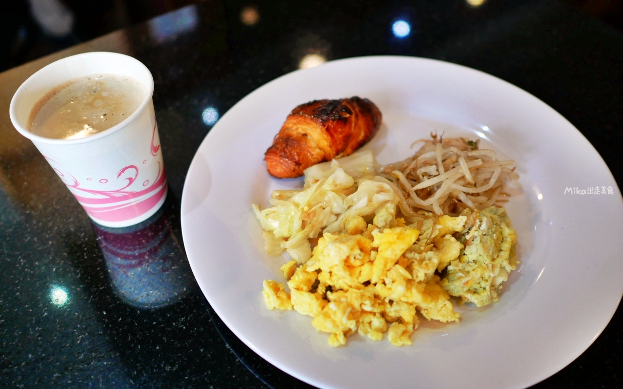 【台中】 東區 企業家大飯店｜台中 火車站周邊推薦住宿，平日住宿最便宜一晚千元有找 還附停車位跟早餐，位於老城區，超復古 年代感十足。