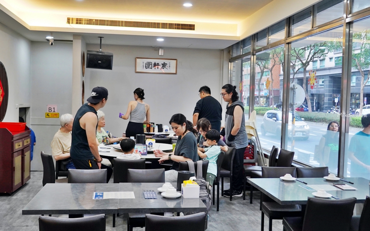 【新北】 新店 宸軒園 粵菜海鮮 中興店｜新店區公所 捷運站附近美食推薦，香港師傅駐店，老字號 港點、粵式 合菜料理專家！還可以客製化桌菜、外燴等…，私心激推脆皮雞必點。