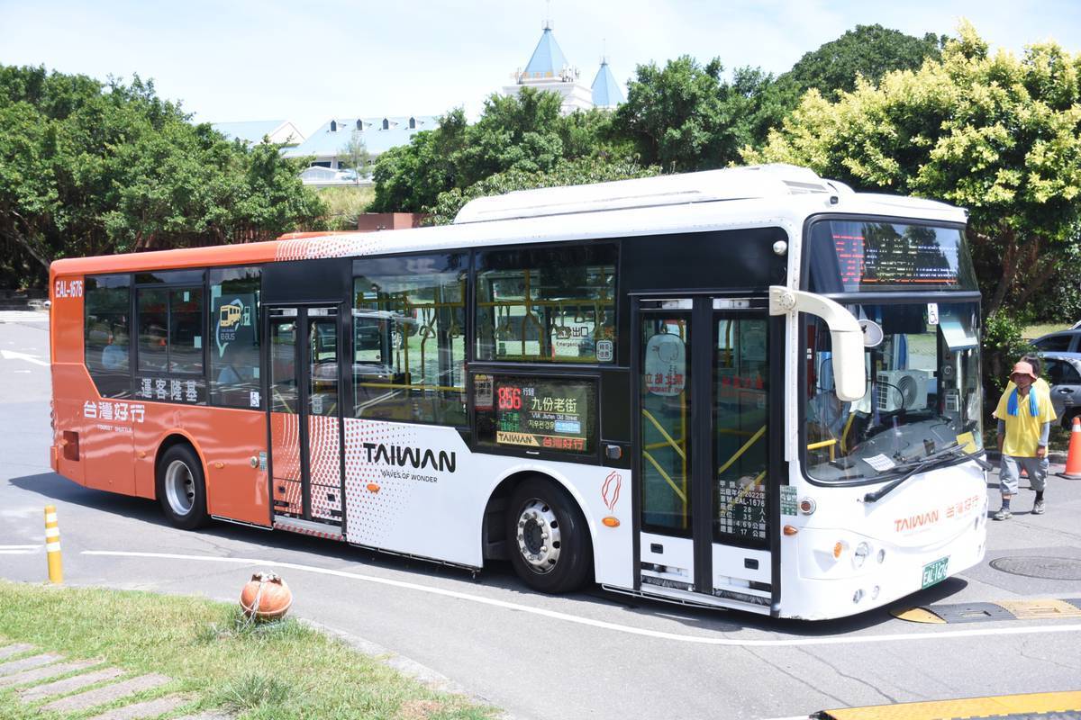 【新北】 台灣好行 – 黃金福隆線｜搭台灣好行 三線串遊東北角，買套票超划算，無限次數搭乘一日券還有特約店家合作優惠，玩遍東北角千元有找。