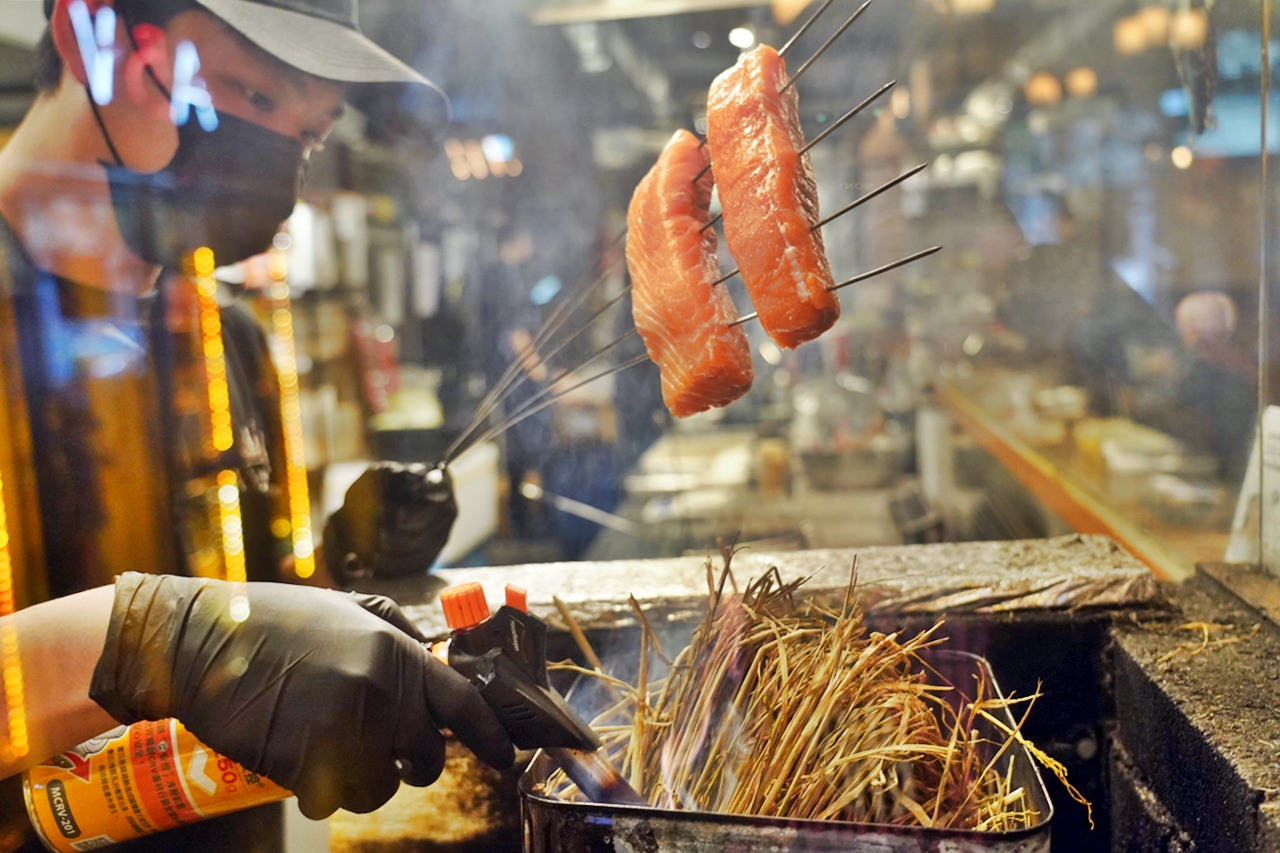 【新竹】ABV Bar & Kitchen 日式居酒館 ｜全台唯一現場燒製稻草燒生魚片 復古昭和風格的日式居酒屋。