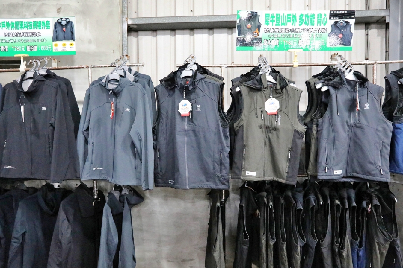 【桃園】大園 嘉益萬件牛仔褲｜ 冬季總倉開放！限時特價 最低只要100元起，長褲、長袖還有組合價 四件990元，還有五大品牌運動鞋。