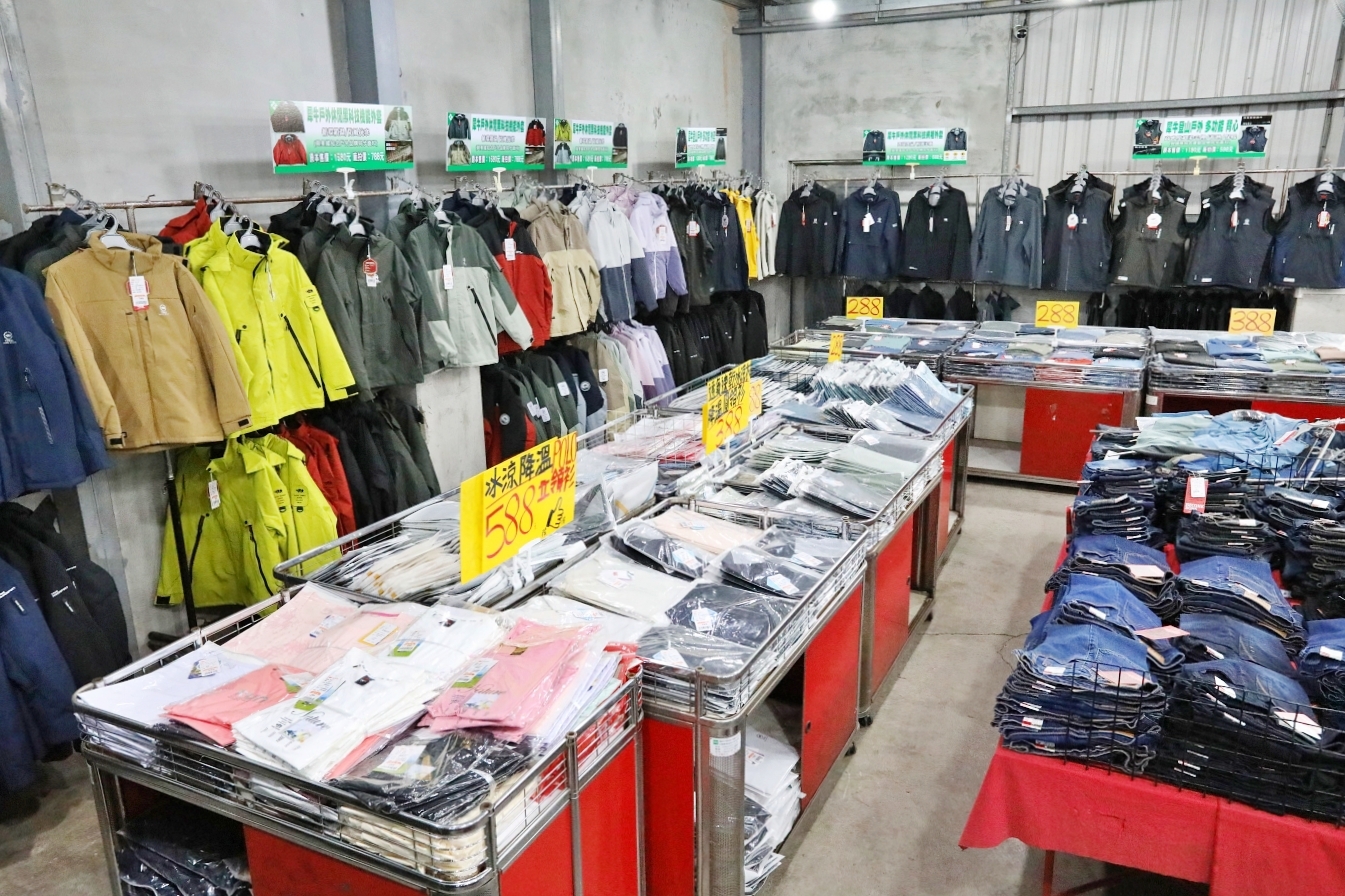 【桃園】大園 嘉益萬件牛仔褲｜ 冬季總倉開放！限時特價 最低只要100元起，長褲、長袖還有組合價 四件990元，還有五大品牌運動鞋。