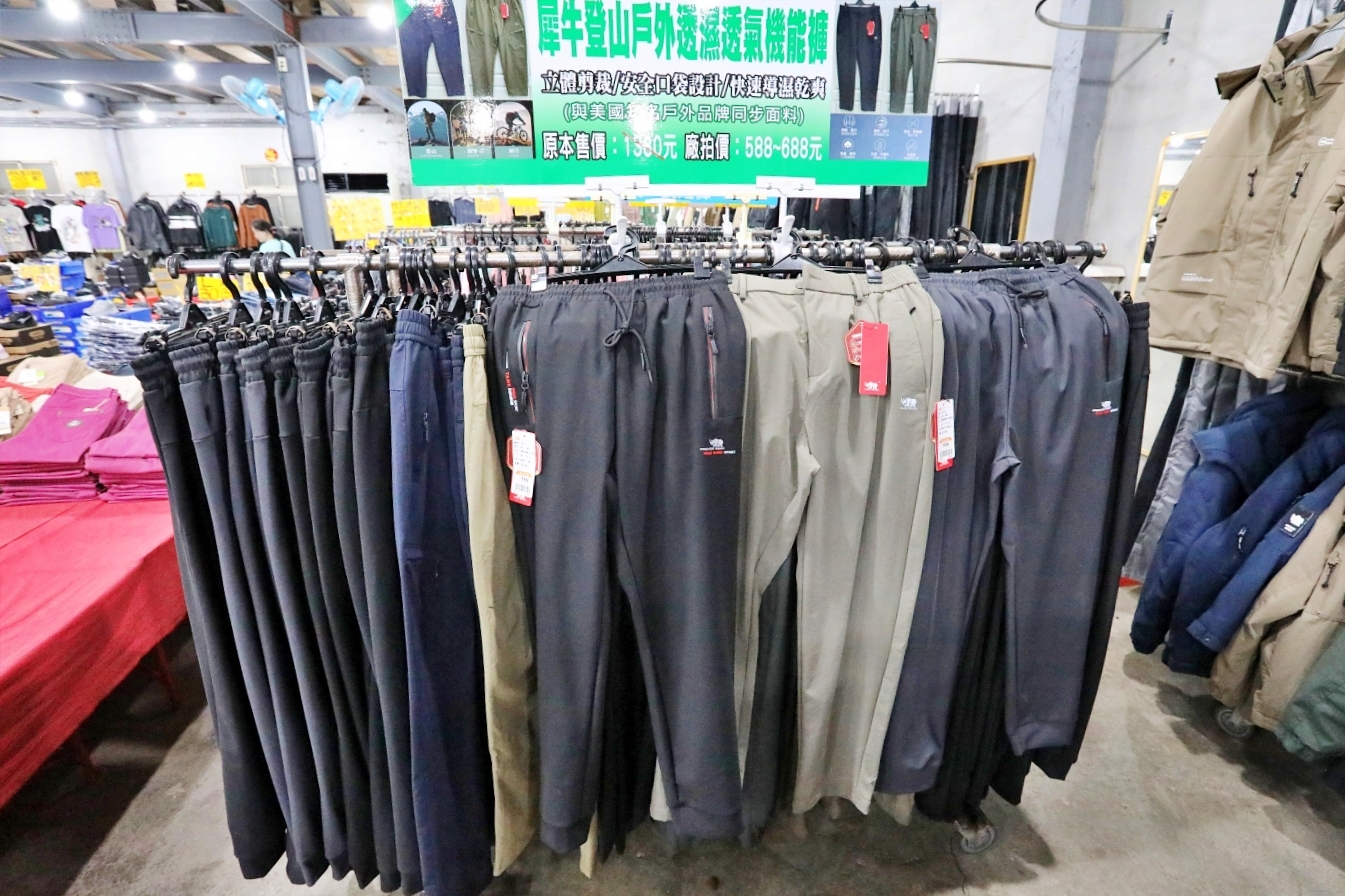 【桃園】大園 嘉益萬件牛仔褲｜ 冬季總倉開放！限時特價 最低只要100元起，長褲、長袖還有組合價 四件990元，還有五大品牌運動鞋。