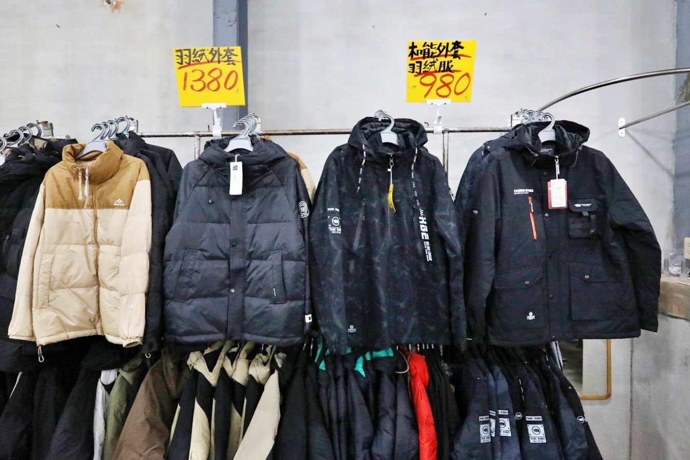 【桃園】大園 嘉益萬件牛仔褲｜ 冬季總倉開放！限時特價 最低只要100元起，長褲、長袖還有組合價 四件990元，還有五大品牌運動鞋。