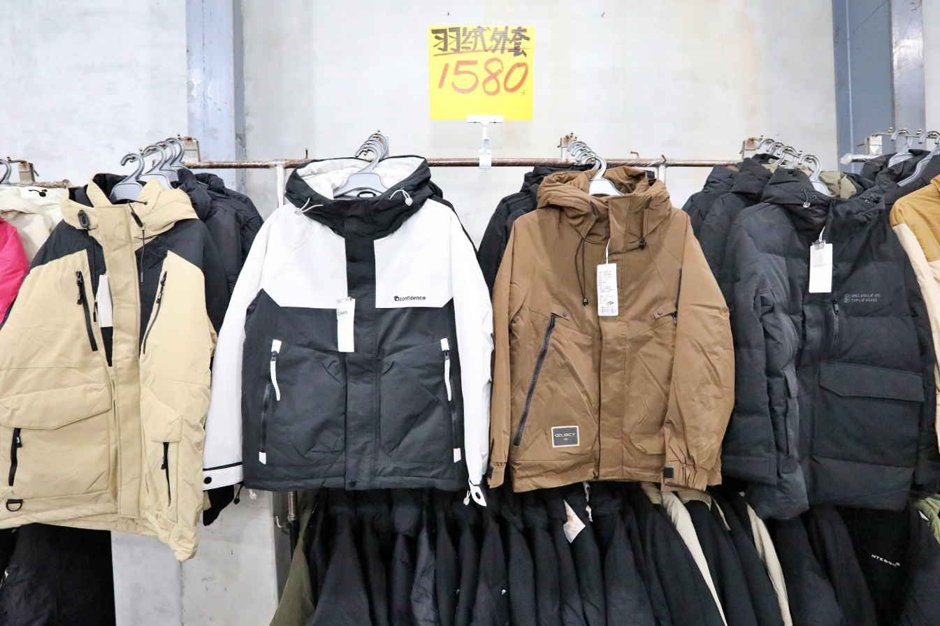 【桃園】大園 嘉益萬件牛仔褲｜ 冬季總倉開放！限時特價 最低只要100元起，長褲、長袖還有組合價 四件990元，還有五大品牌運動鞋。