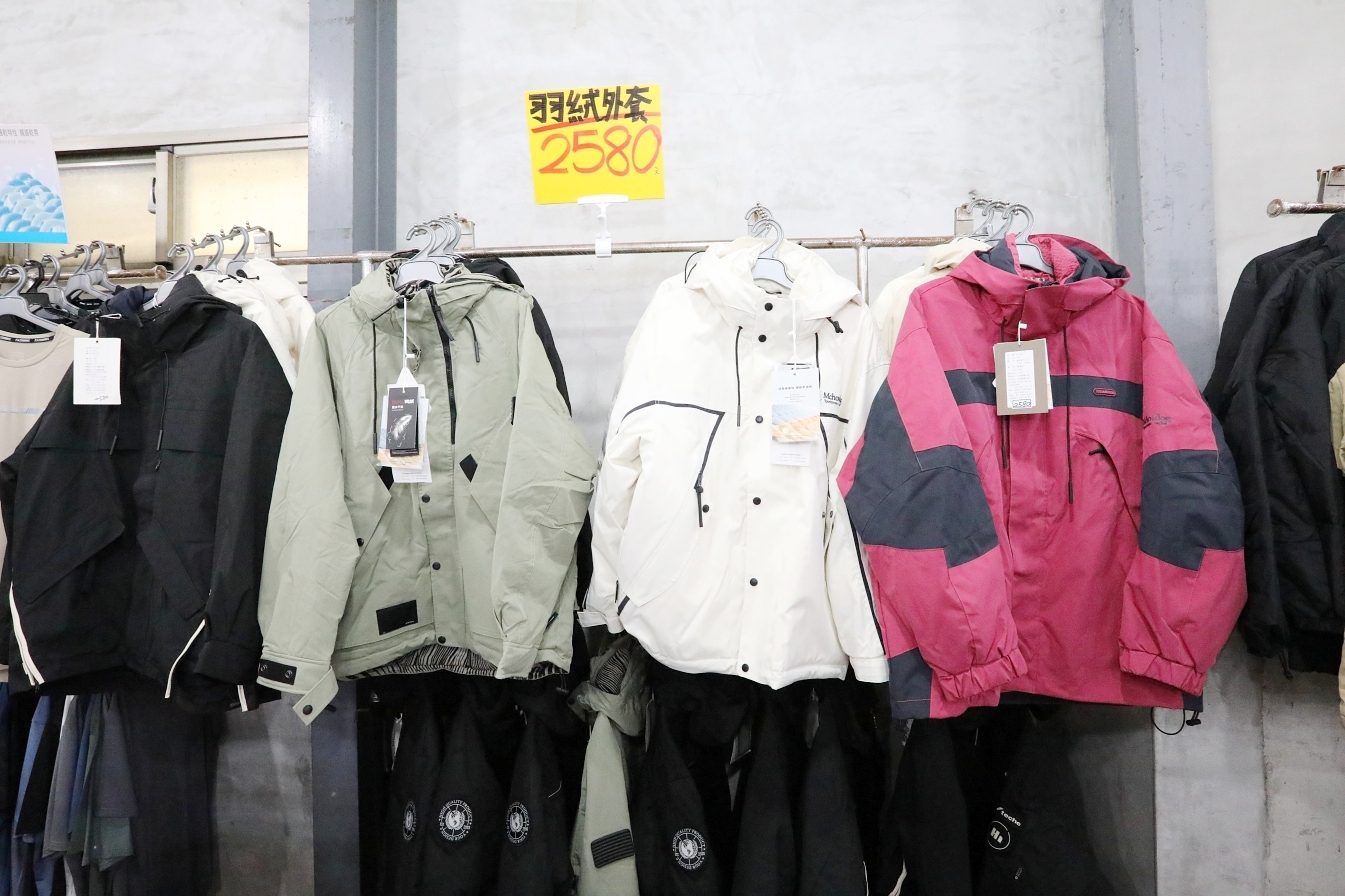 【桃園】大園 嘉益萬件牛仔褲｜ 冬季總倉開放！限時特價 最低只要100元起，長褲、長袖還有組合價 四件990元，還有五大品牌運動鞋。