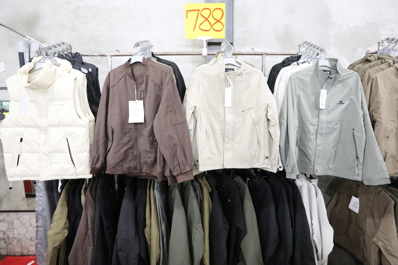 【桃園】大園 嘉益萬件牛仔褲｜ 冬季總倉開放！限時特價 最低只要100元起，長褲、長袖還有組合價 四件990元，還有五大品牌運動鞋。