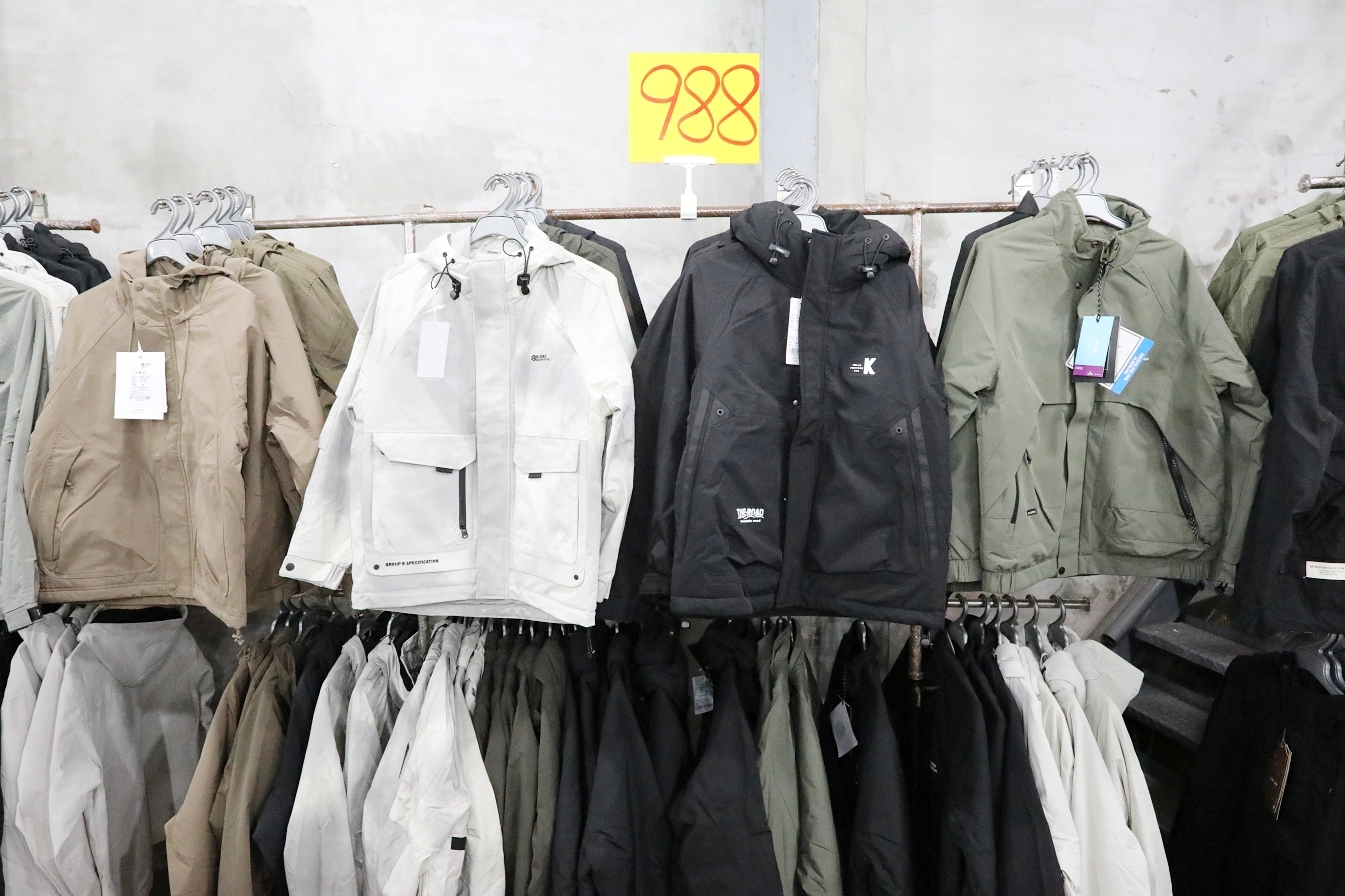 【桃園】大園 嘉益萬件牛仔褲｜ 冬季總倉開放！限時特價 最低只要100元起，長褲、長袖還有組合價 四件990元，還有五大品牌運動鞋。