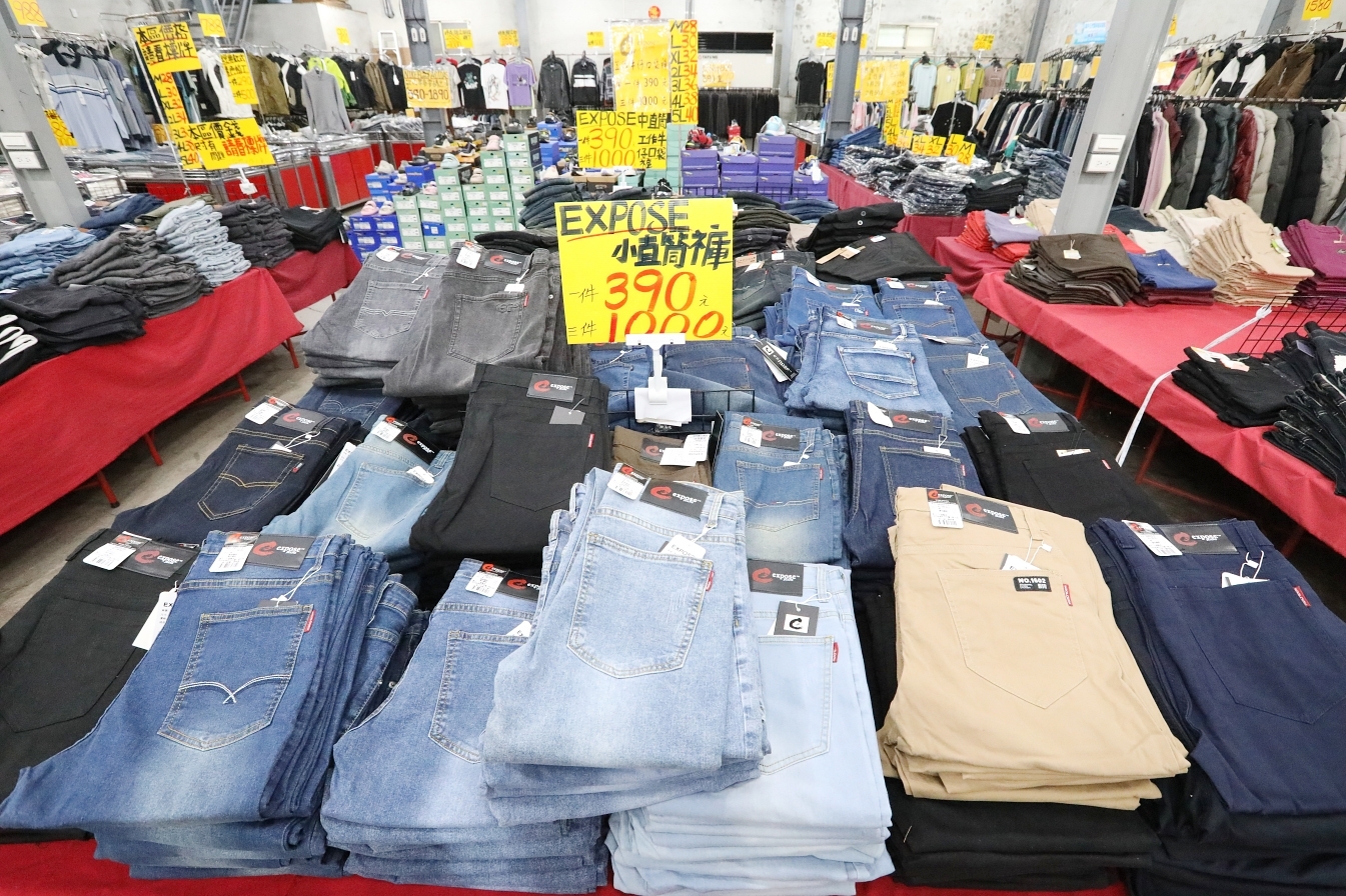 【桃園】大園 嘉益萬件牛仔褲｜ 冬季總倉開放！限時特價 最低只要100元起，長褲、長袖還有組合價 四件990元，還有五大品牌運動鞋。