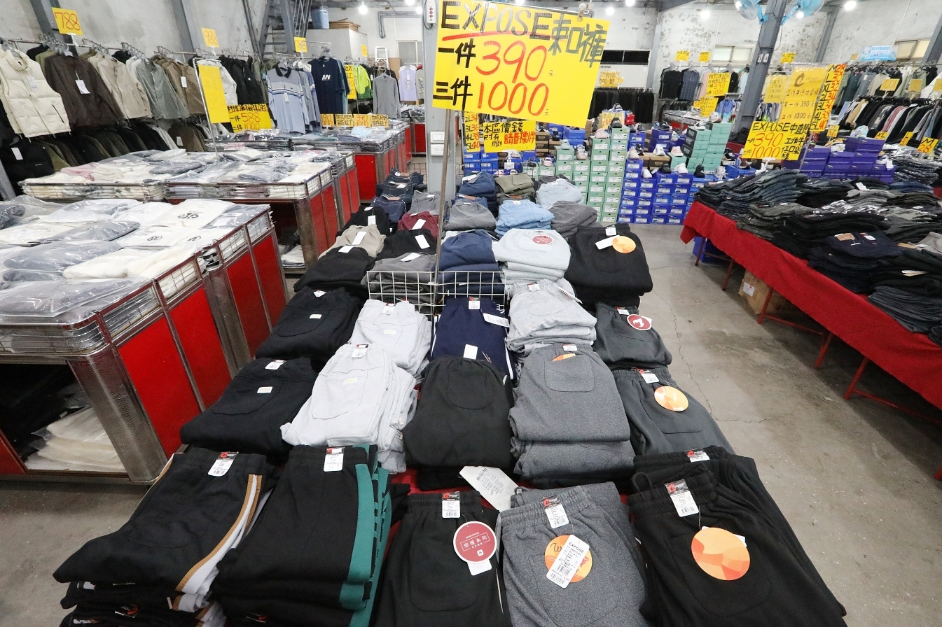 【桃園】大園 嘉益萬件牛仔褲｜ 冬季總倉開放！限時特價 最低只要100元起，長褲、長袖還有組合價 四件990元，還有五大品牌運動鞋。