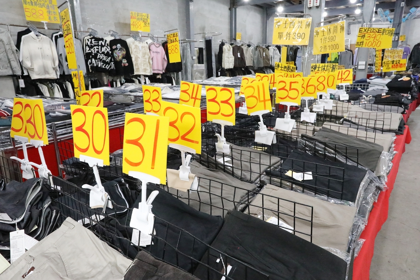 【桃園】大園 嘉益萬件牛仔褲｜ 冬季總倉開放！限時特價 最低只要100元起，長褲、長袖還有組合價 四件990元，還有五大品牌運動鞋。