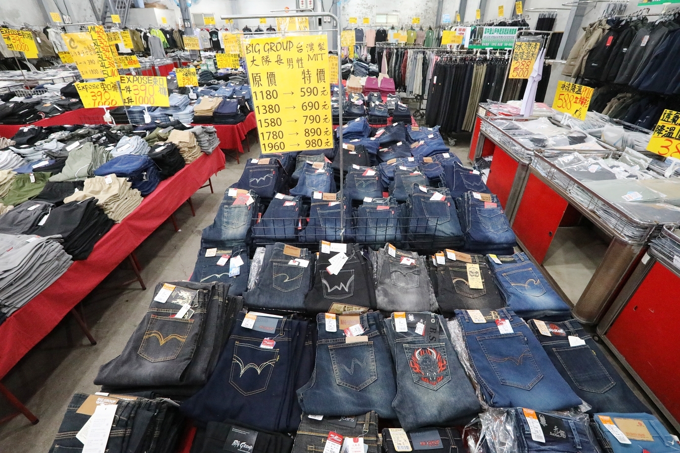 【桃園】大園 嘉益萬件牛仔褲｜ 冬季總倉開放！限時特價 最低只要100元起，長褲、長袖還有組合價 四件990元，還有五大品牌運動鞋。